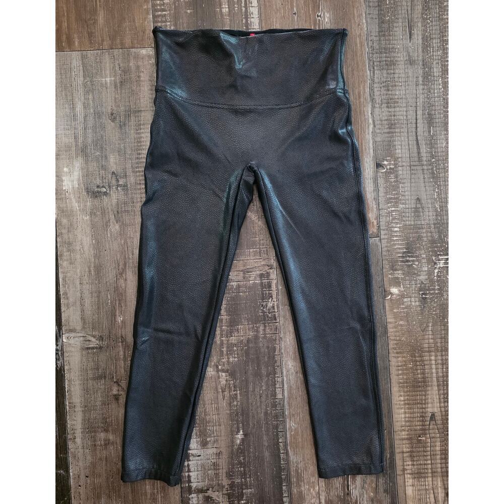 Spanx Textured Faux Leather Black Capri Leggings Size Large
